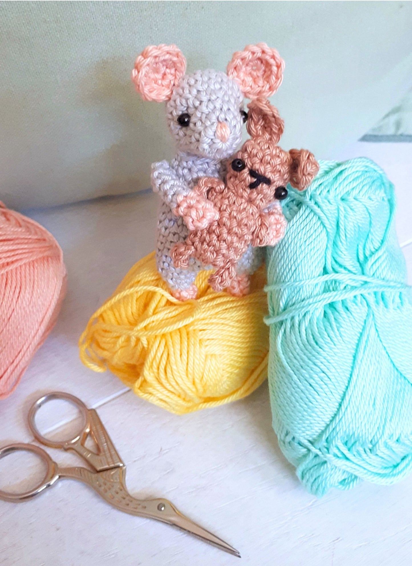Mouse in a box travel toy crochet pattern - Crochet on a tree