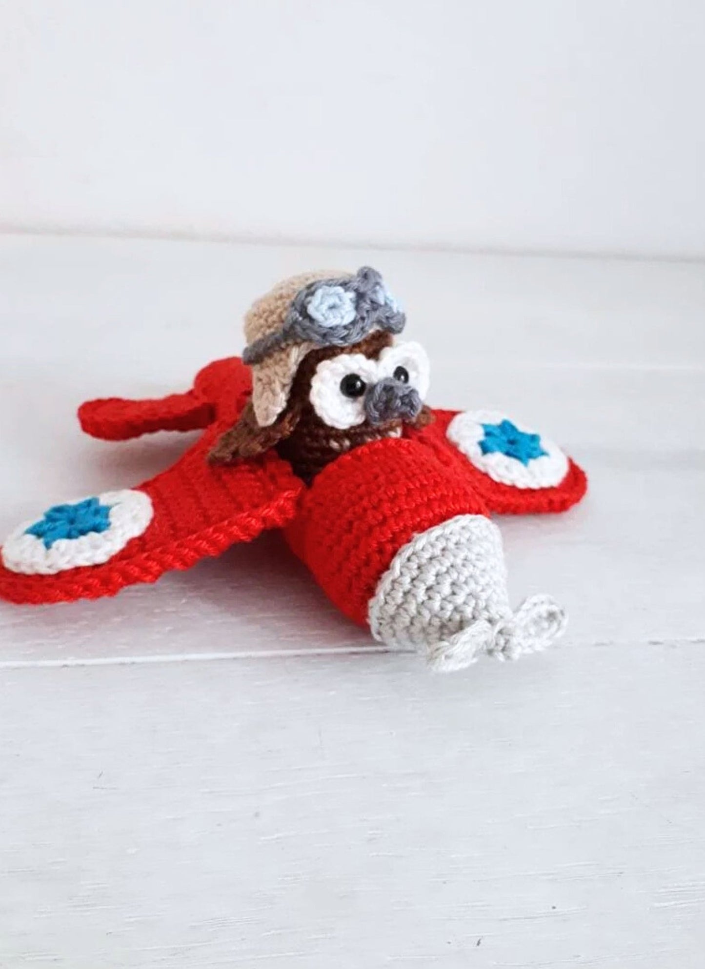 Red airplane with owl stuffed toy - Crochet on a tree