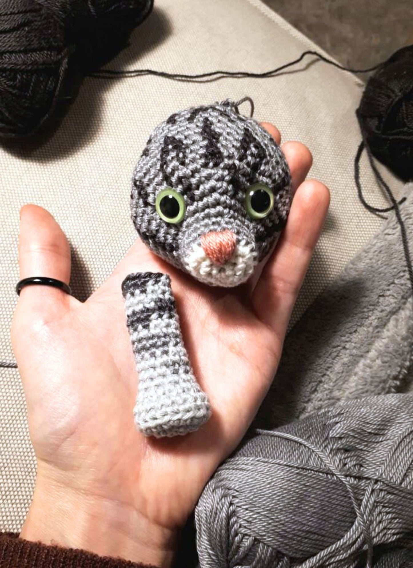 Tabby cat crochet pattern - Crochet on a tree