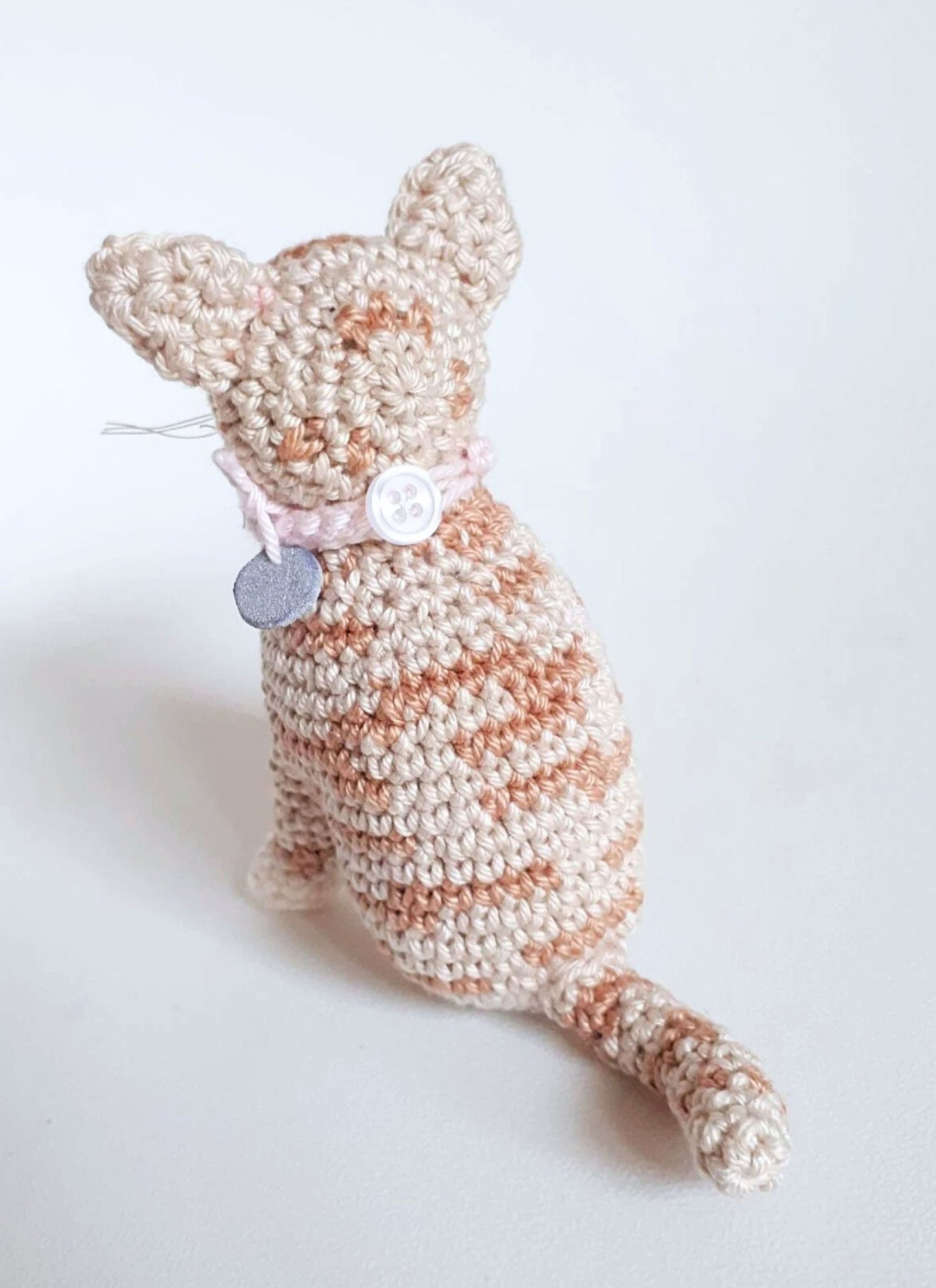 Tabby cat crochet pattern - Crochet on a tree