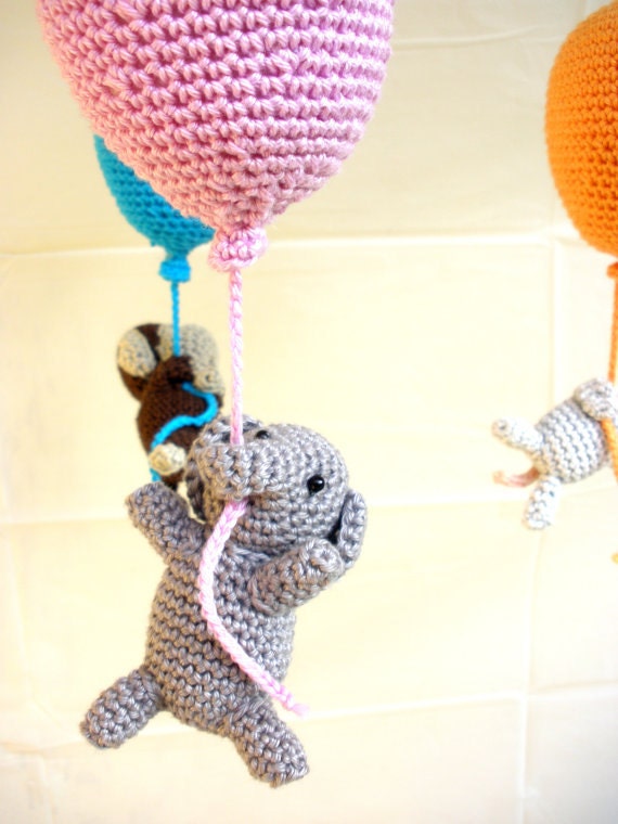 Balloons crib mobile - Crochet on a tree