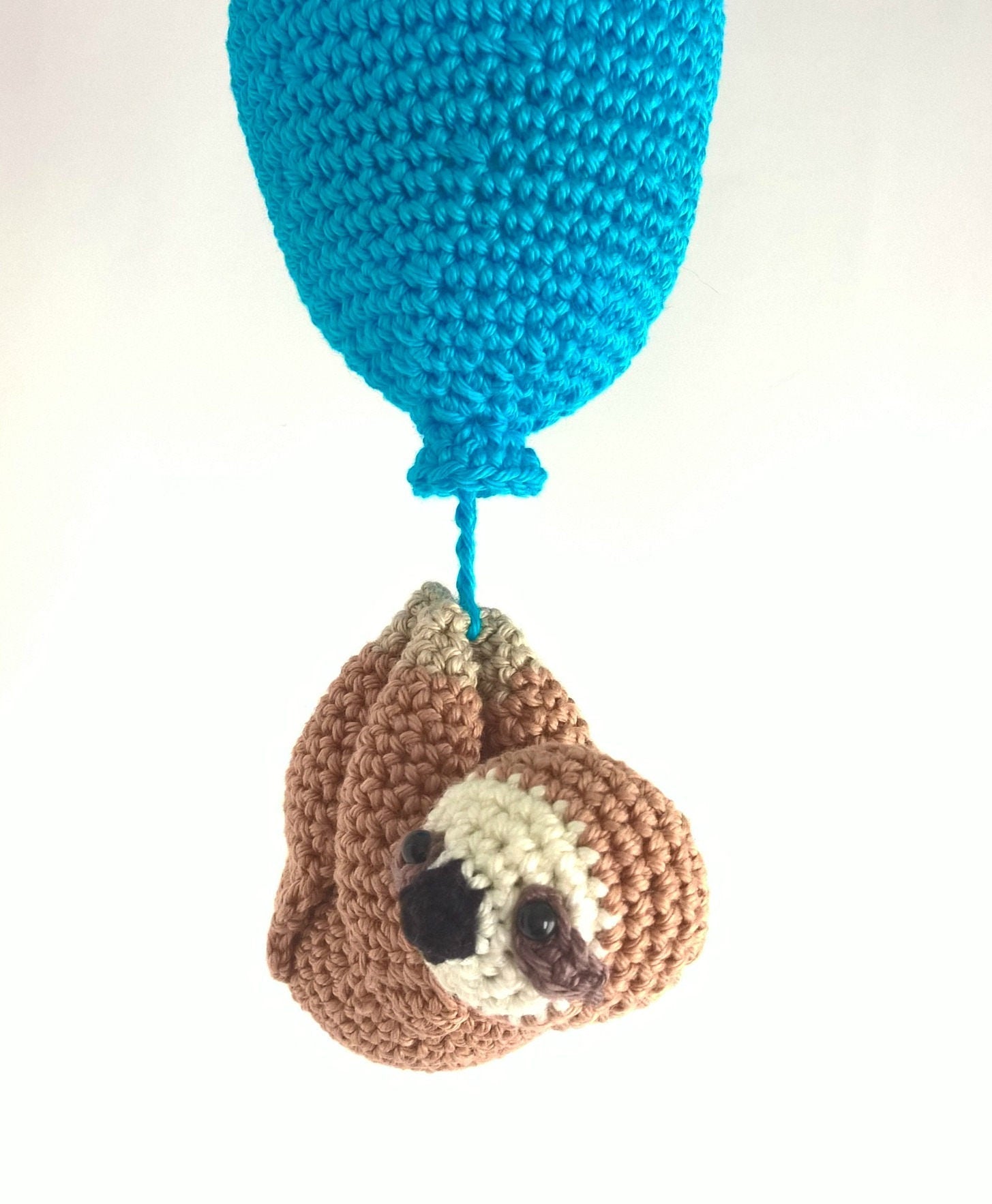 Crochet sloth with balloon - Crochet on a tree