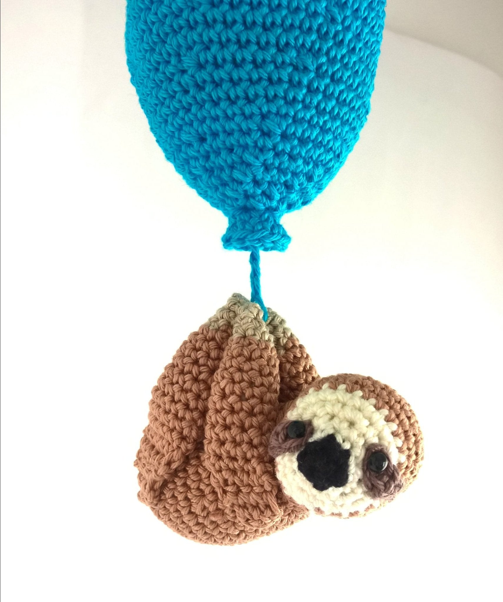 Crochet sloth with balloon - Crochet on a tree