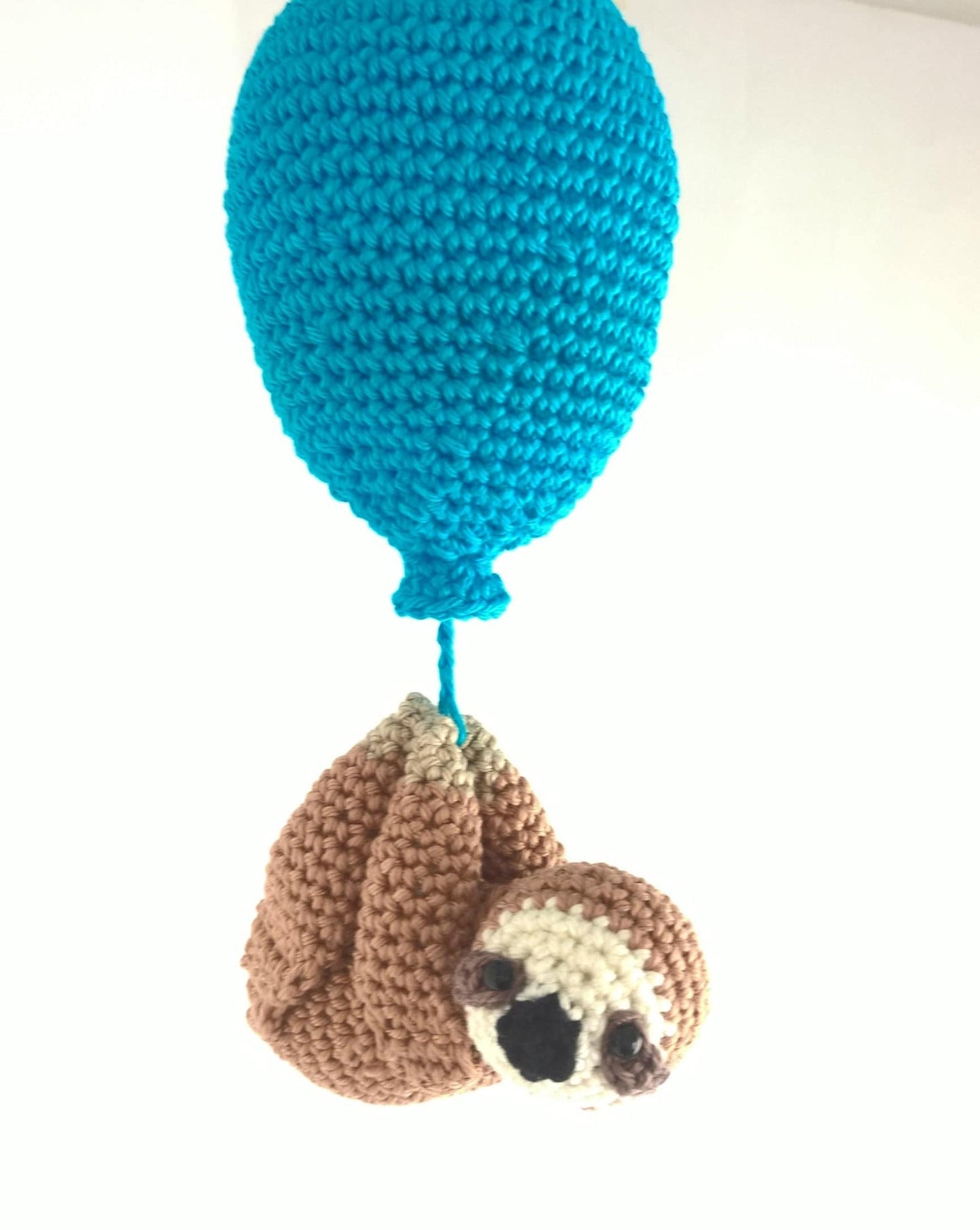 Crochet sloth with balloon - Crochet on a tree