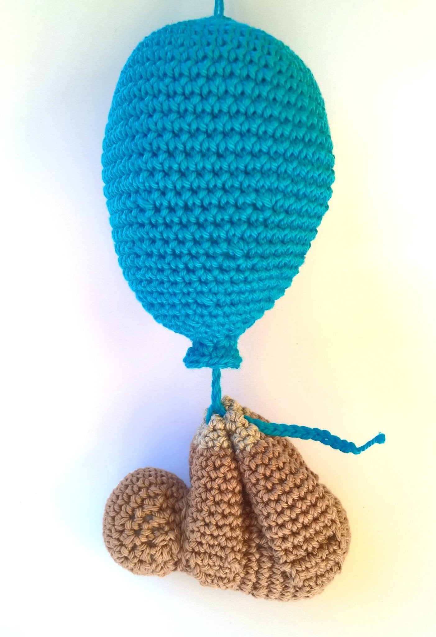 Crochet sloth with balloon - Crochet on a tree