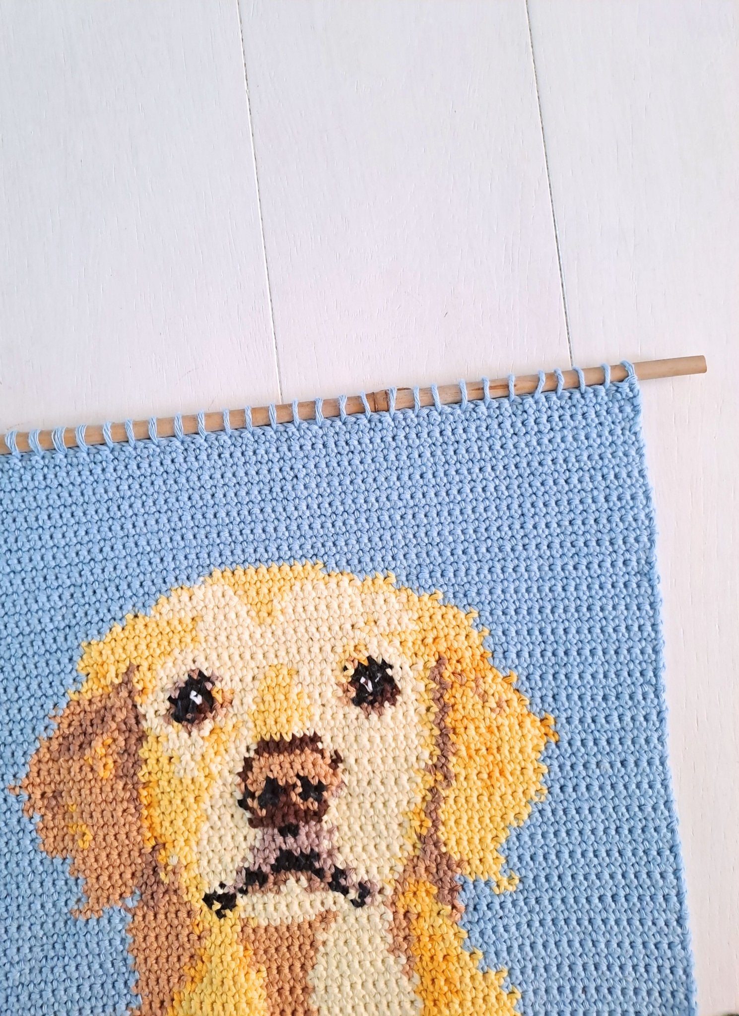 Golden Retriever Crochet Pattern - Tapestry Crochet Dog Wall Hanging - Crochet on a tree