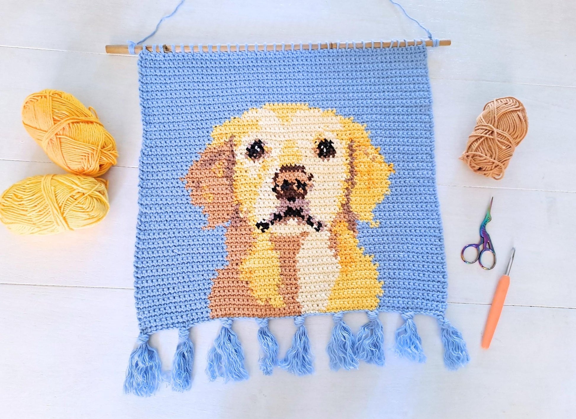 Golden Retriever Crochet Pattern - Tapestry Crochet Dog Wall Hanging - Crochet on a tree