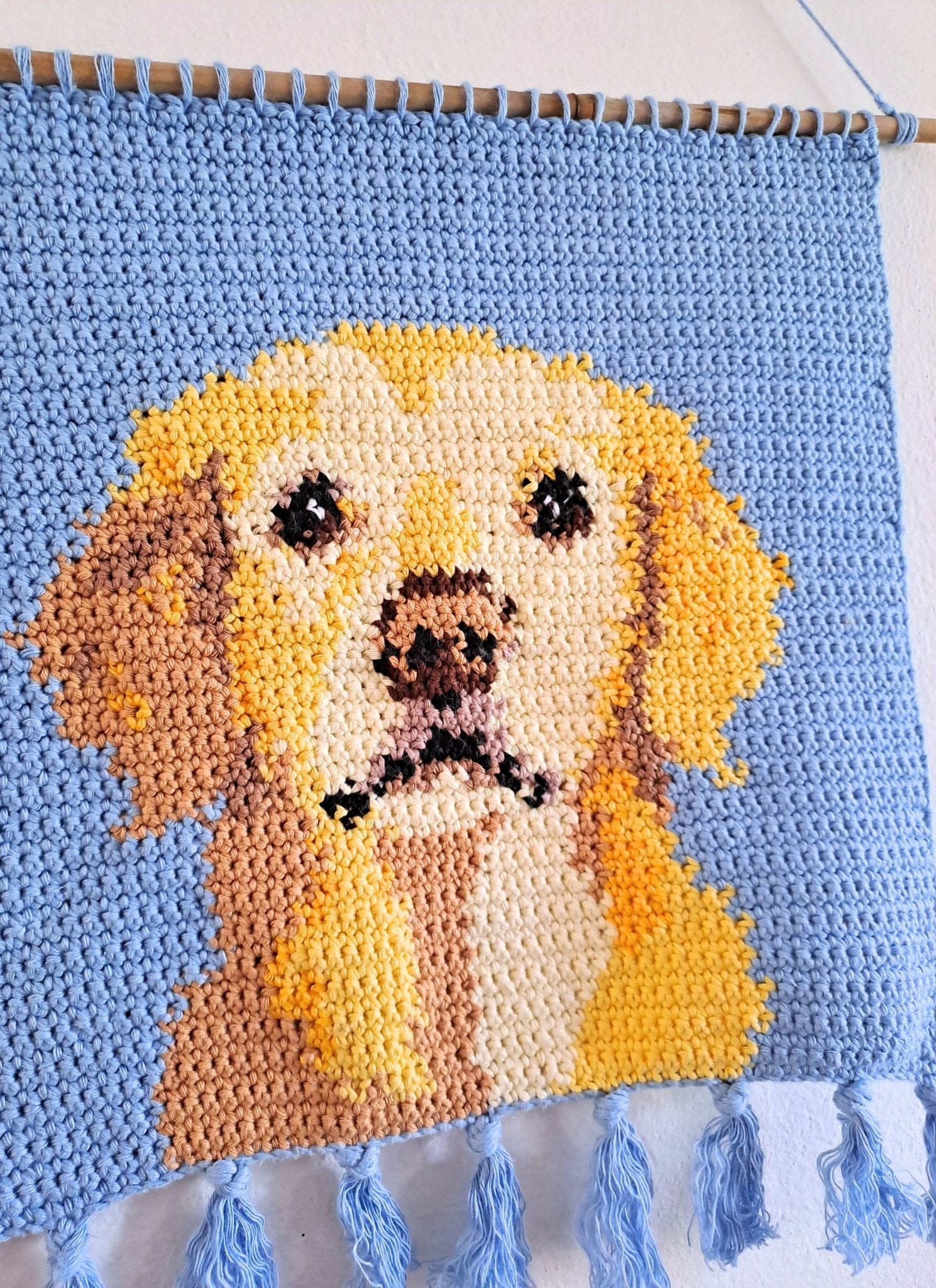 Golden Retriever Crochet Pattern - Tapestry Crochet Dog Wall Hanging - Crochet on a tree