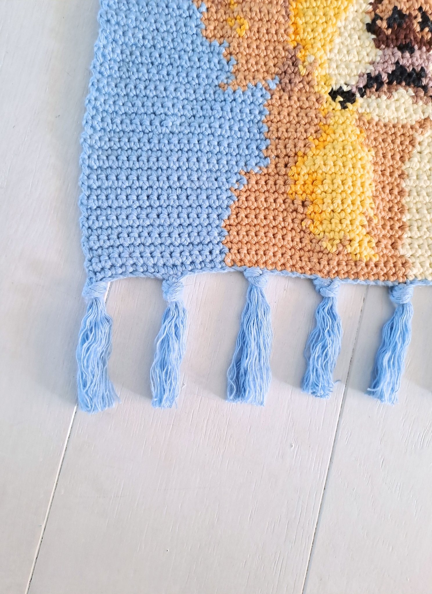 Golden Retriever Crochet Pattern - Tapestry Crochet Dog Wall Hanging - Crochet on a tree