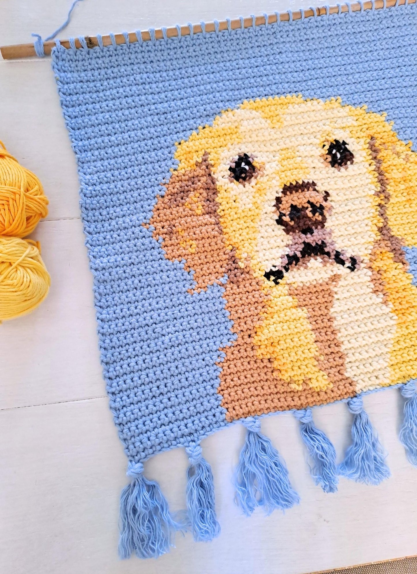 Golden Retriever Crochet Pattern - Tapestry Crochet Dog Wall Hanging - Crochet on a tree