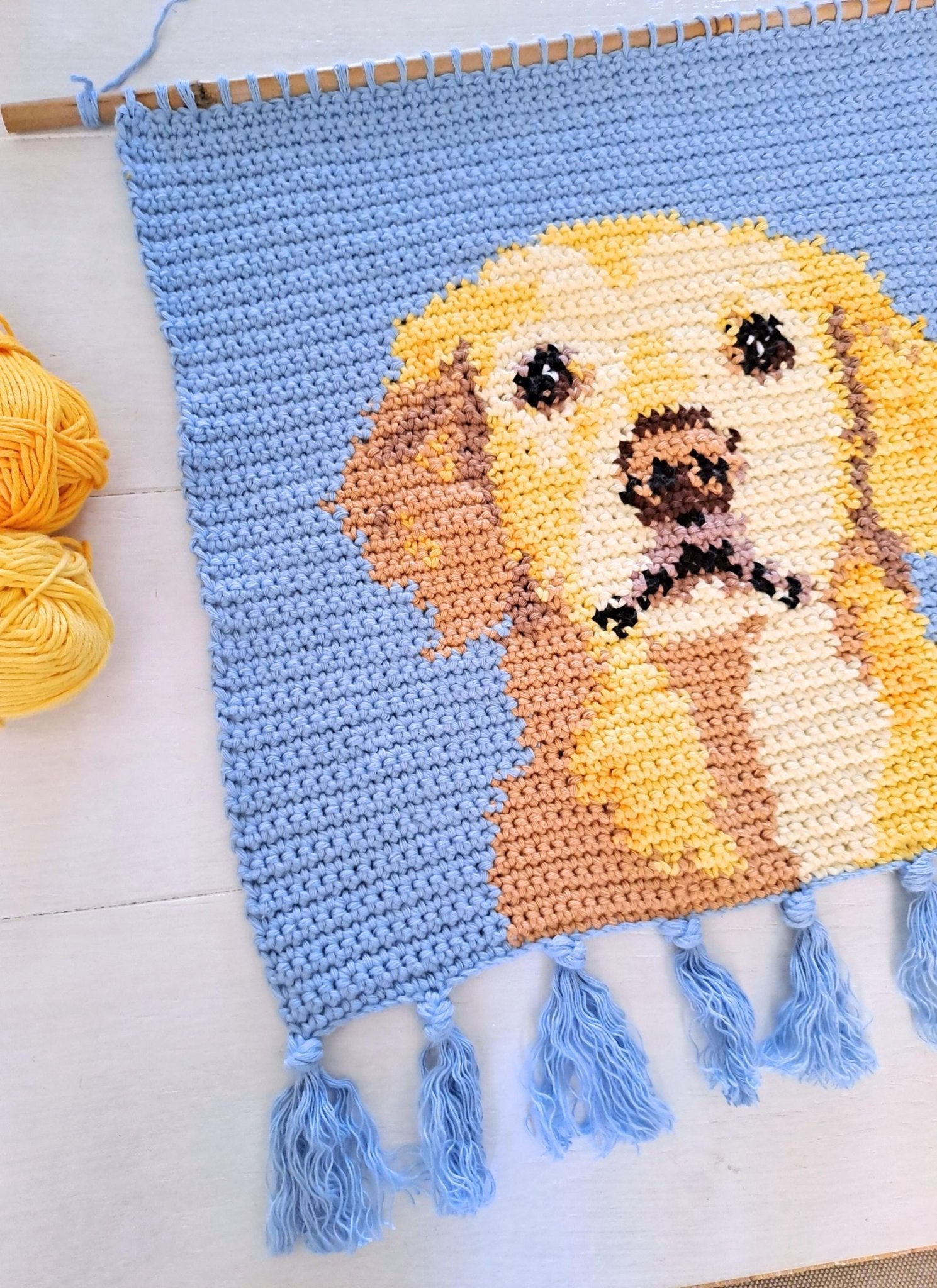 Golden Retriever Crochet Pattern - Tapestry Crochet Dog Wall Hanging - Crochet on a tree