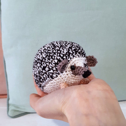 Hedgehog crochet pattern - Crochet on a tree