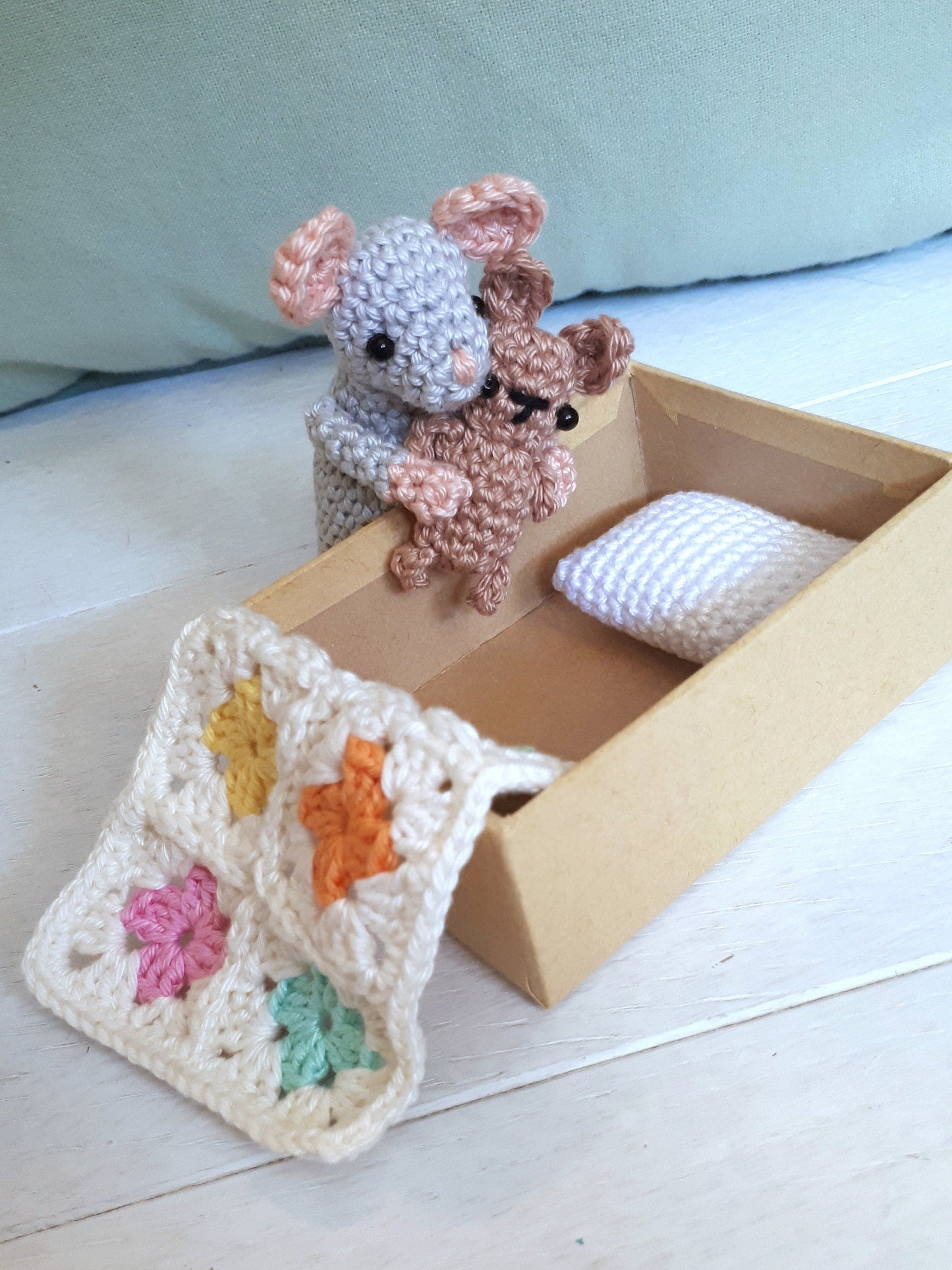 Mouse in a box travel toy