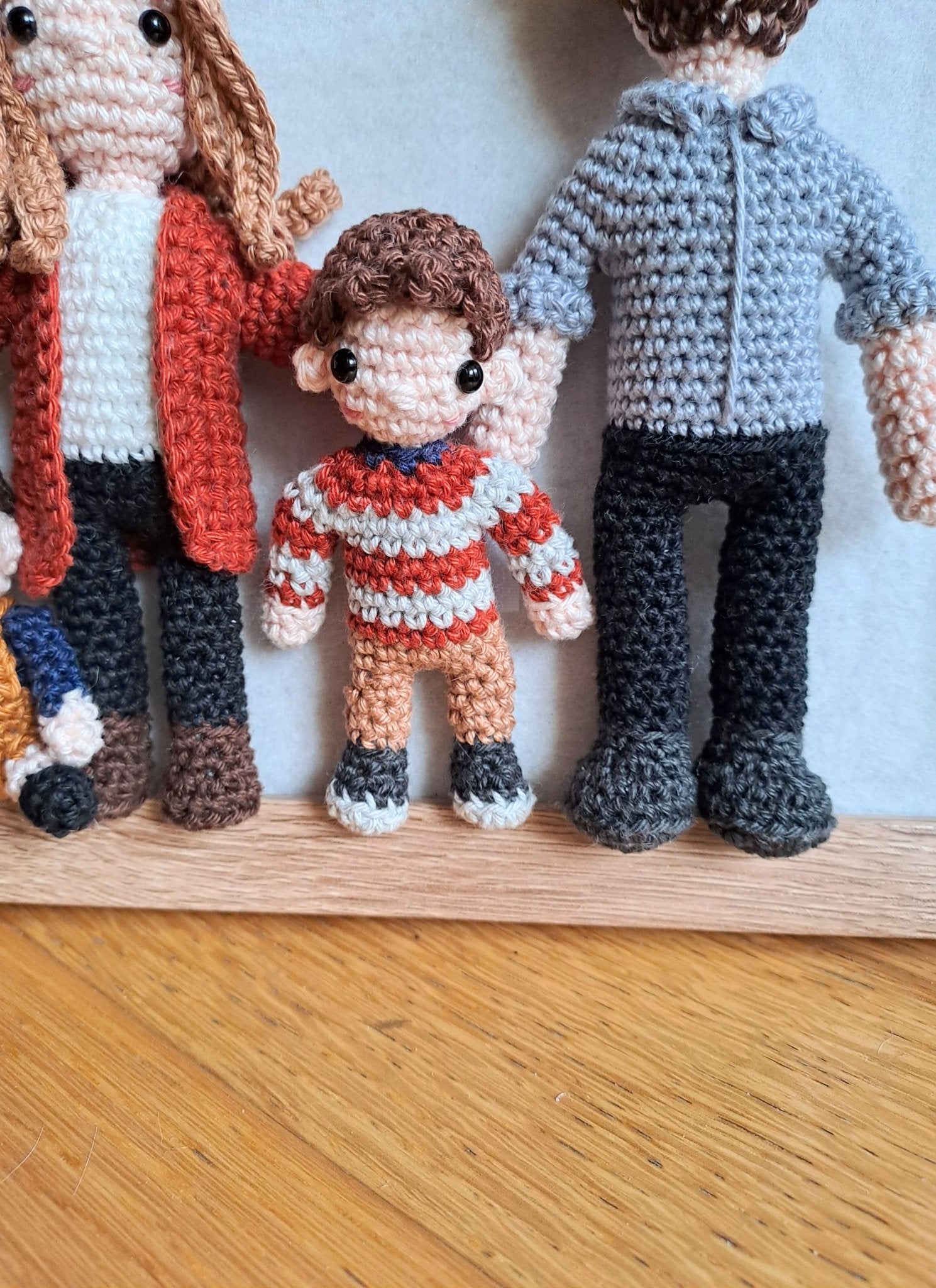 Personalized Crochet Family Portrait with Detachable Figures and Pets - Crochet on a tree
