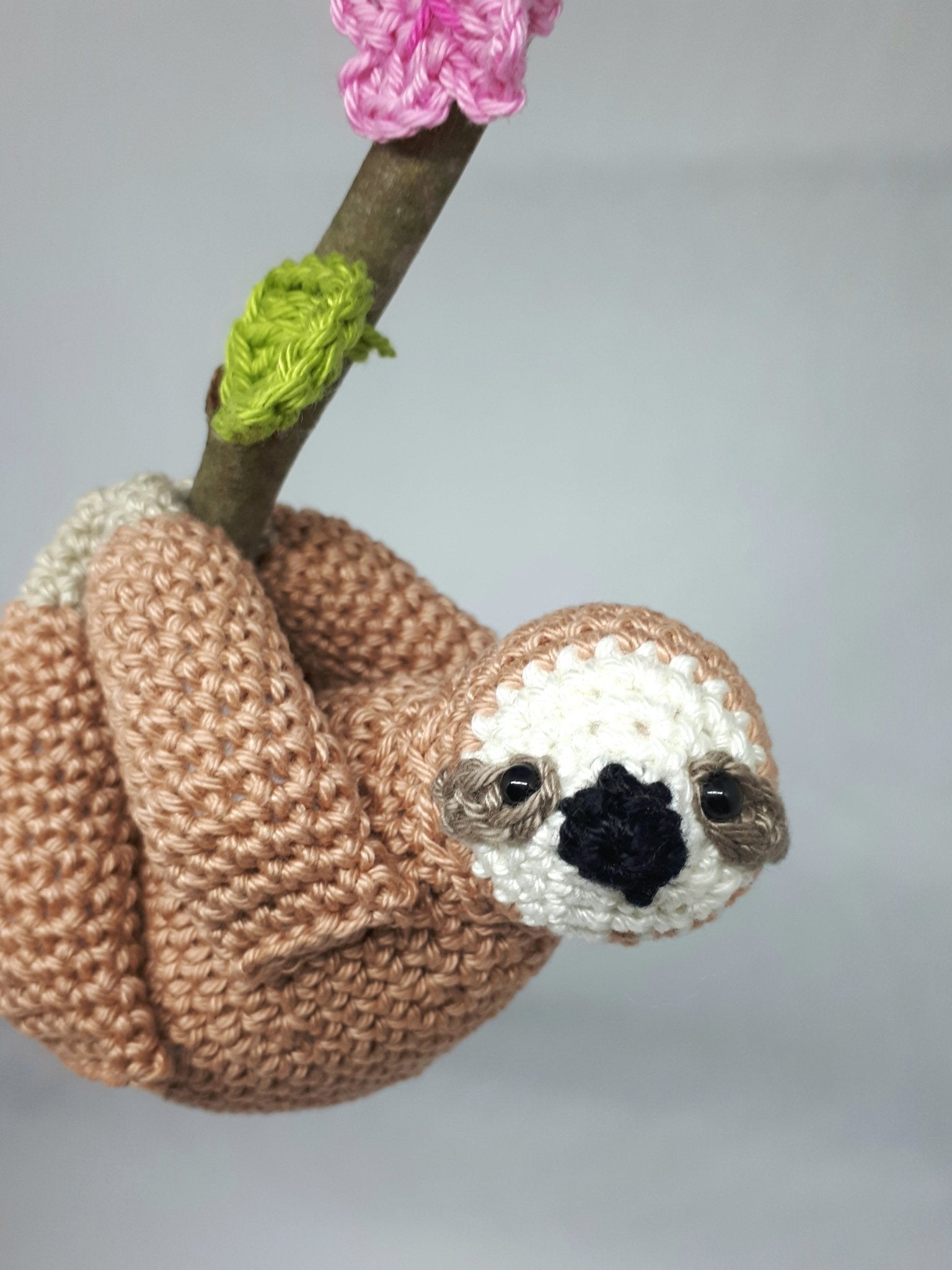 Sloth crochet pattern - Crochet on a tree