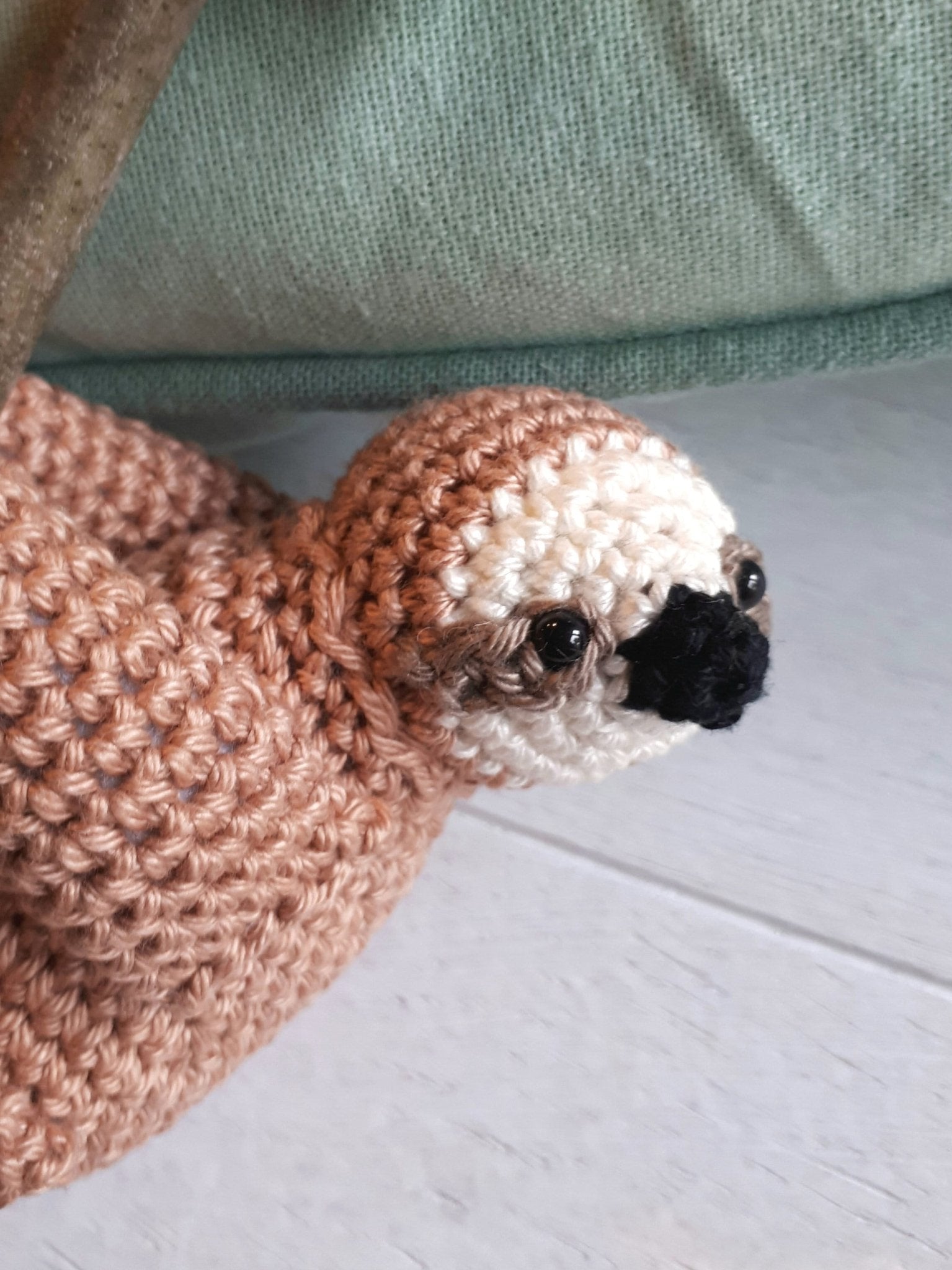 Sloth crochet pattern - Crochet on a tree