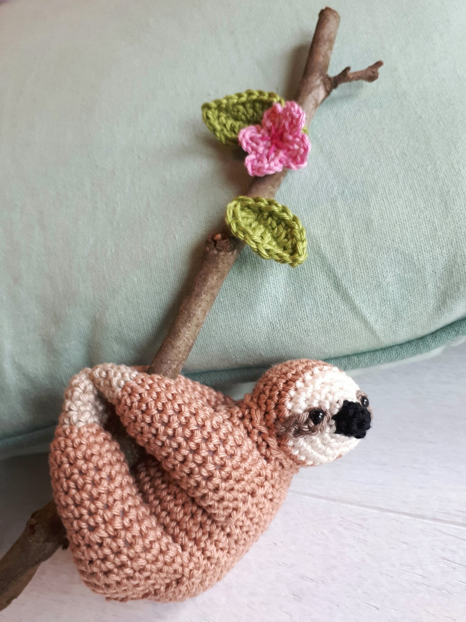 Sloth crochet pattern - Crochet on a tree