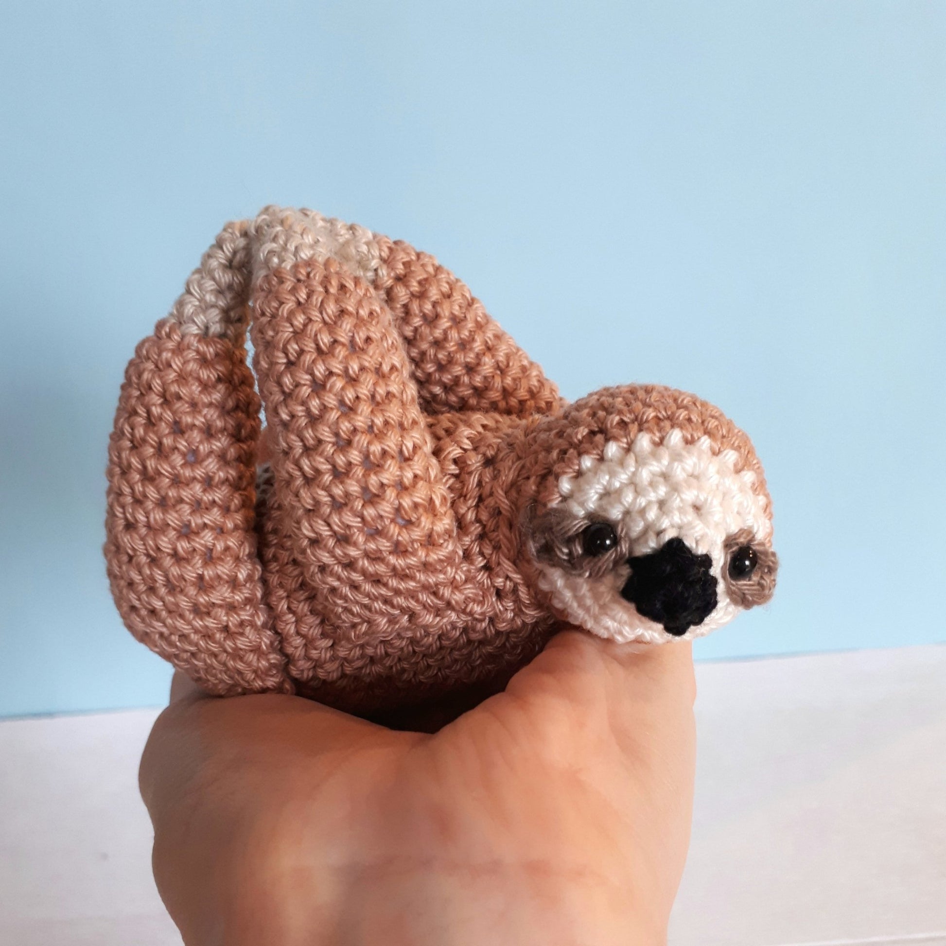Sloth crochet pattern - Crochet on a tree