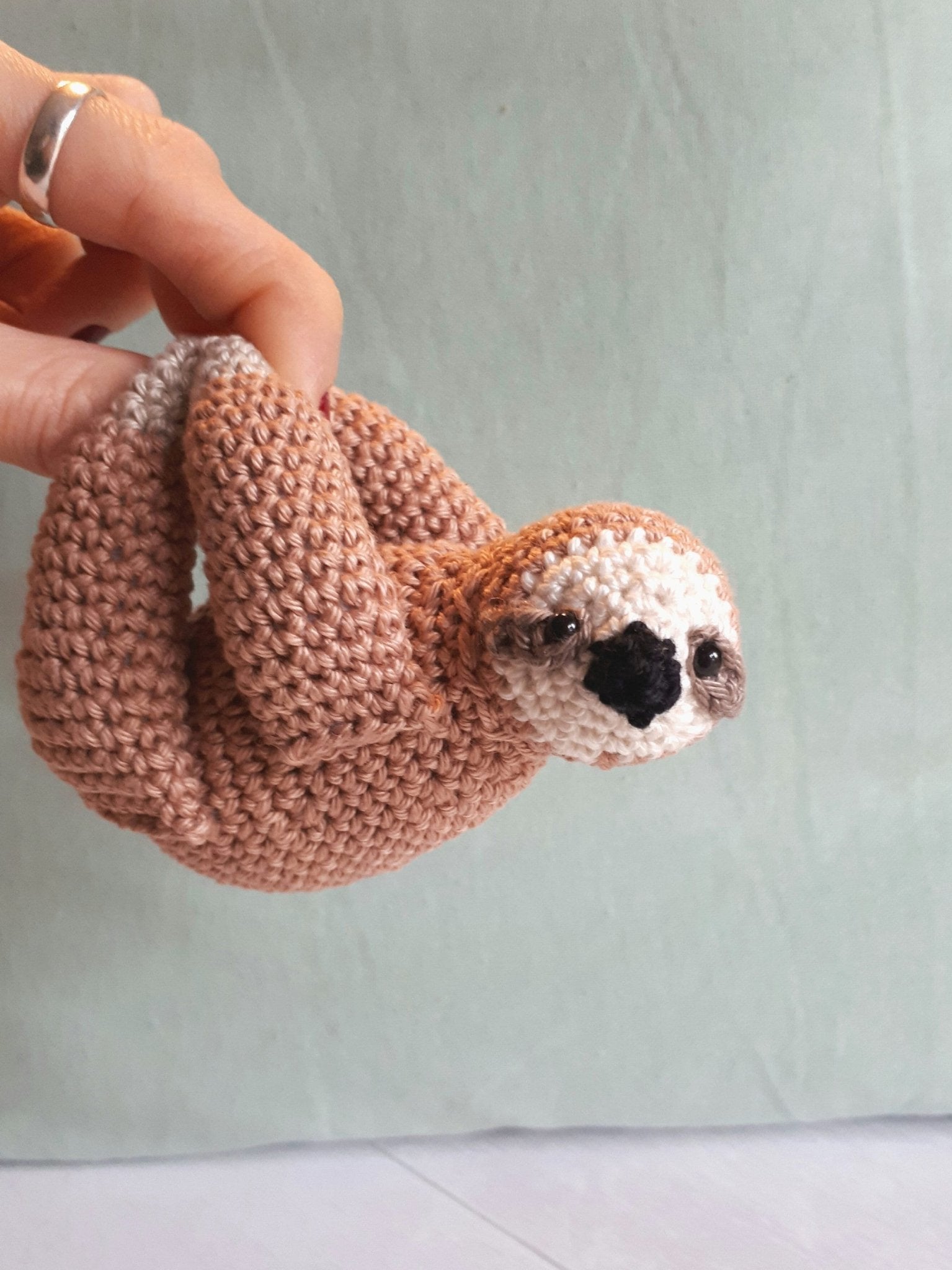 Sloth crochet pattern - Crochet on a tree